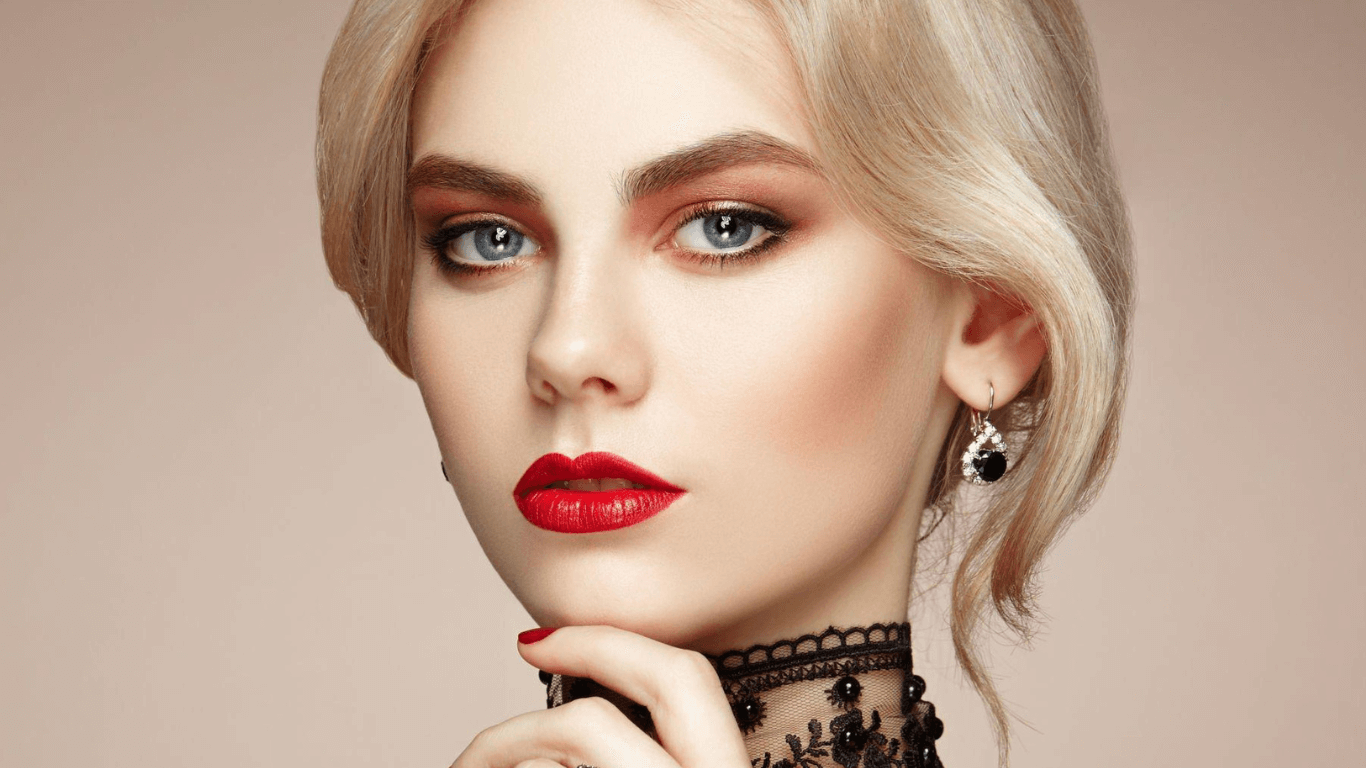 Achieving a Stunning Gold Eyeliner Look