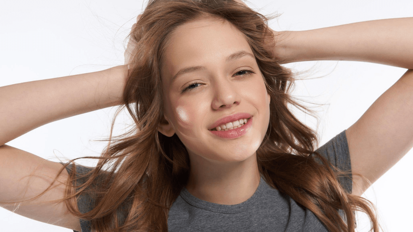 Lip Plumper vs Lip Gloss: Unveiling the Glossy Debate